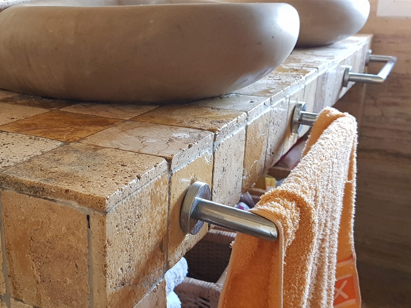 Baños de Travertino - Margar Stone: Mármol Travertino Amarillo y mármoles