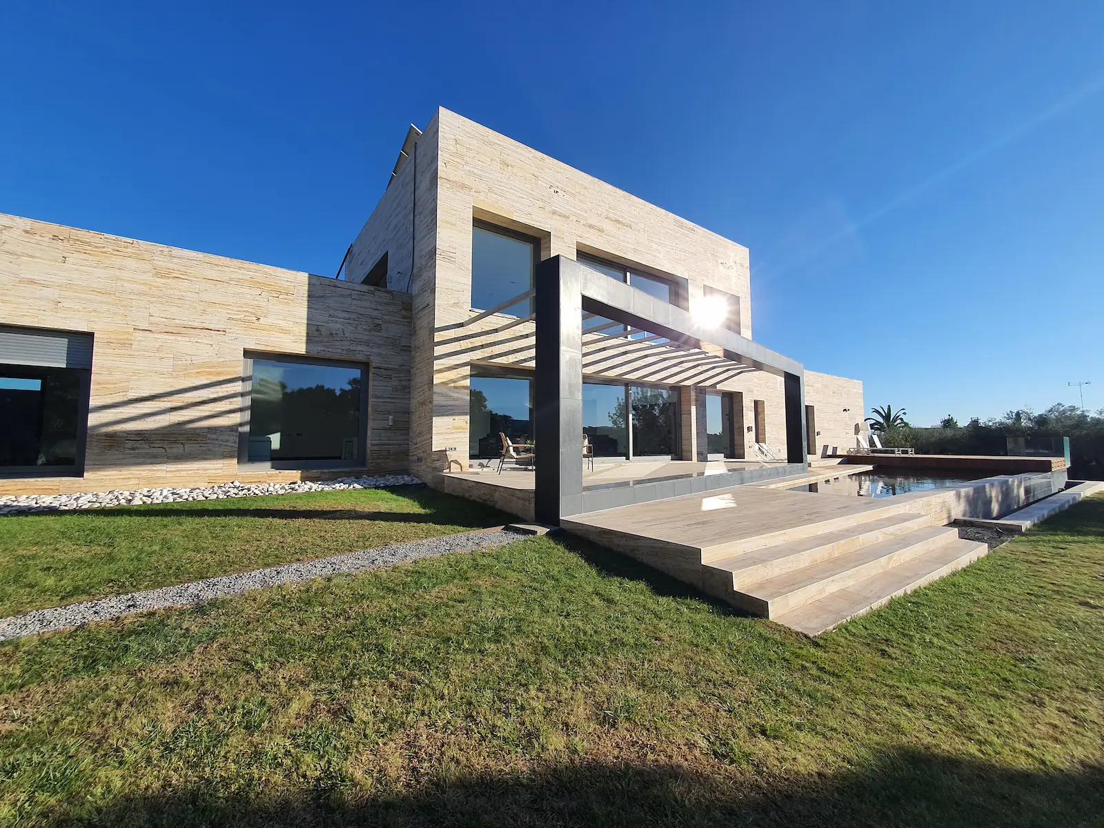Villa contemporánea revestida en travertino amarillo al corte (proyecto Margar Stone)